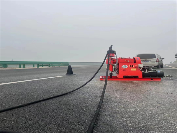 乌伊岭马路路基路面开裂下沉注浆加固灌浆